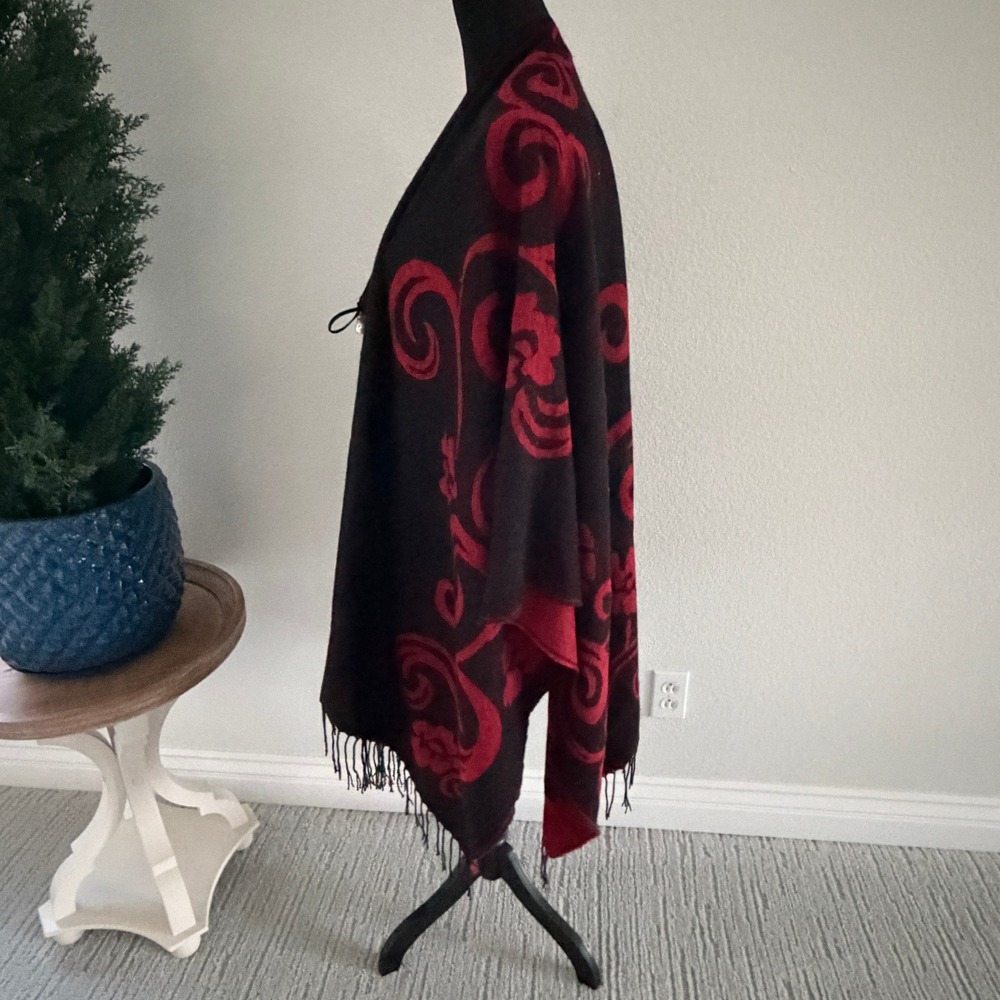 Marc New York‎ Reversible Poncho Women One Size Black Red Floral Scroll Wrap - Picture 2 of 11